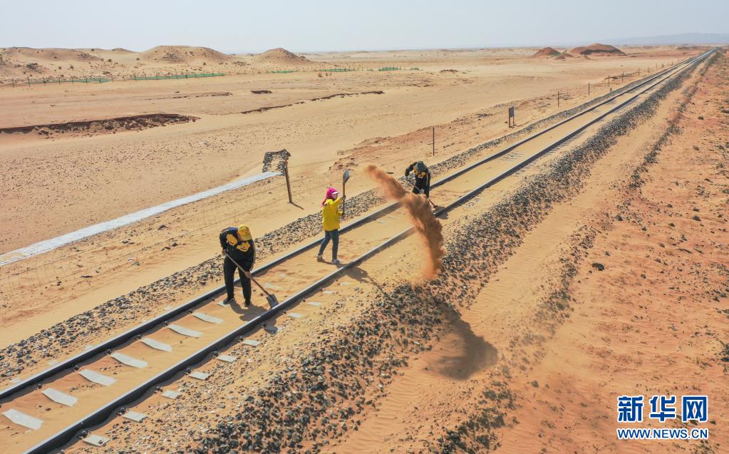 大漠铁路治沙工