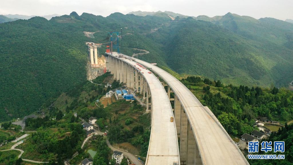 贵州仁遵高速大发渠特大桥建设进展顺利