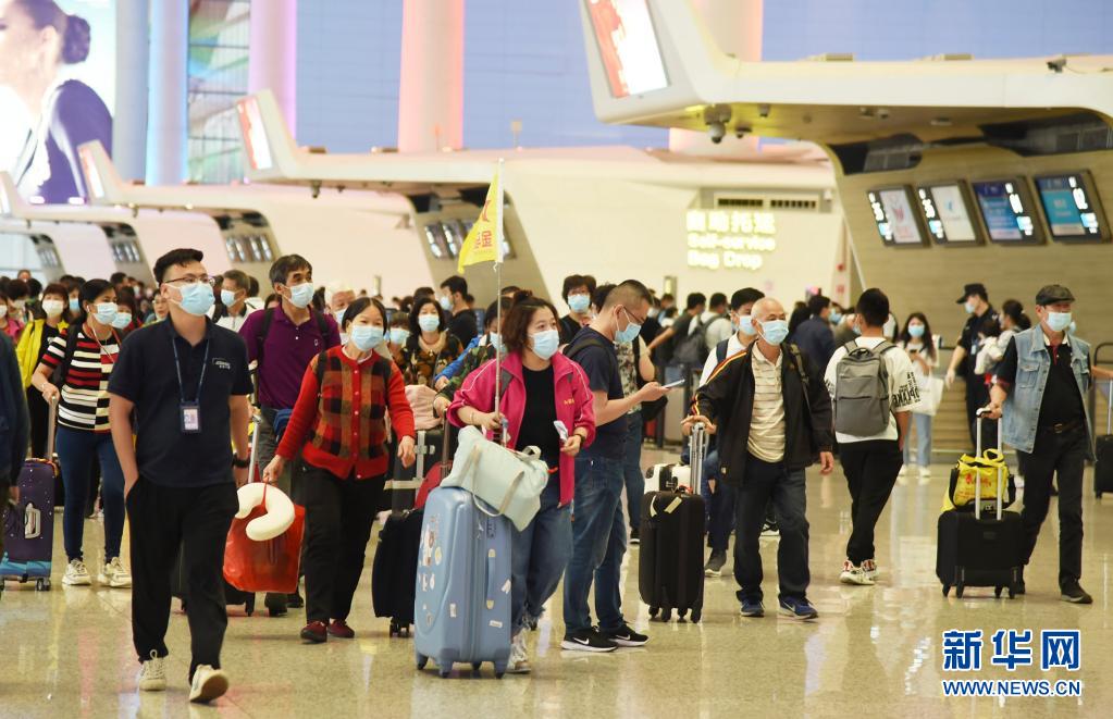 白云国际机场“全球最忙” 疫情防控促中国航空业快速复苏