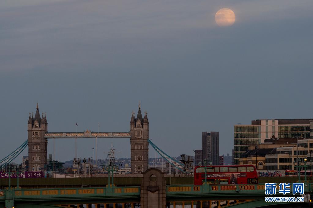 伦敦：“超级月亮”现身夜空