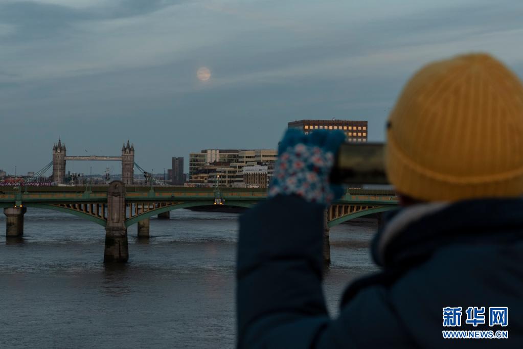 伦敦：“超级月亮”现身夜空
