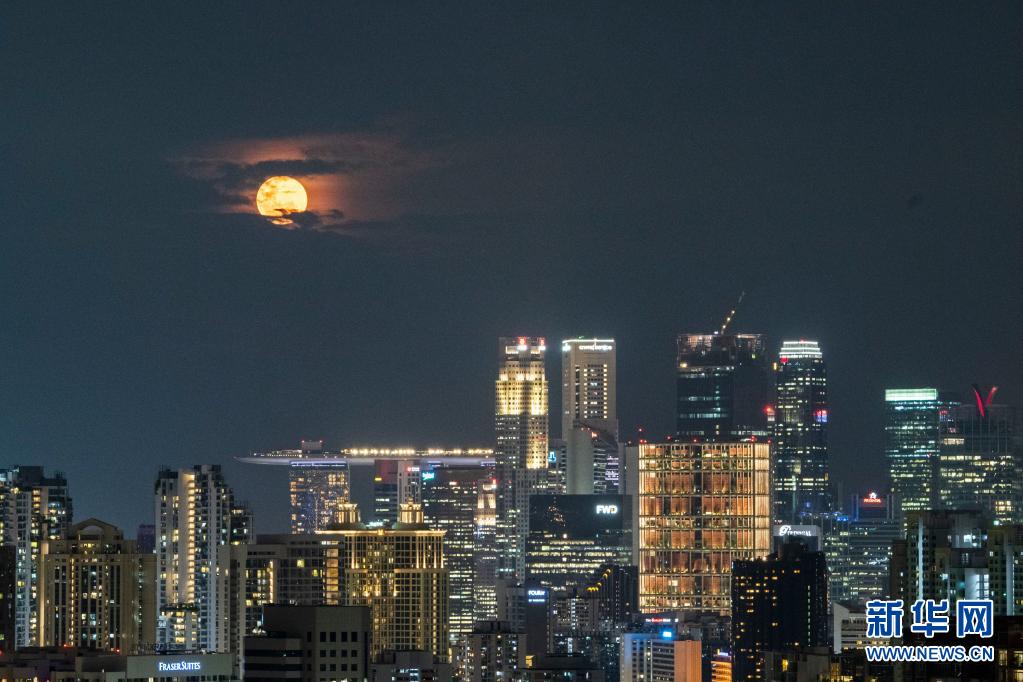 新加坡：“超级月亮”现身夜空