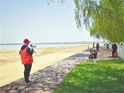 文明旅游志愿红融入假日风景线