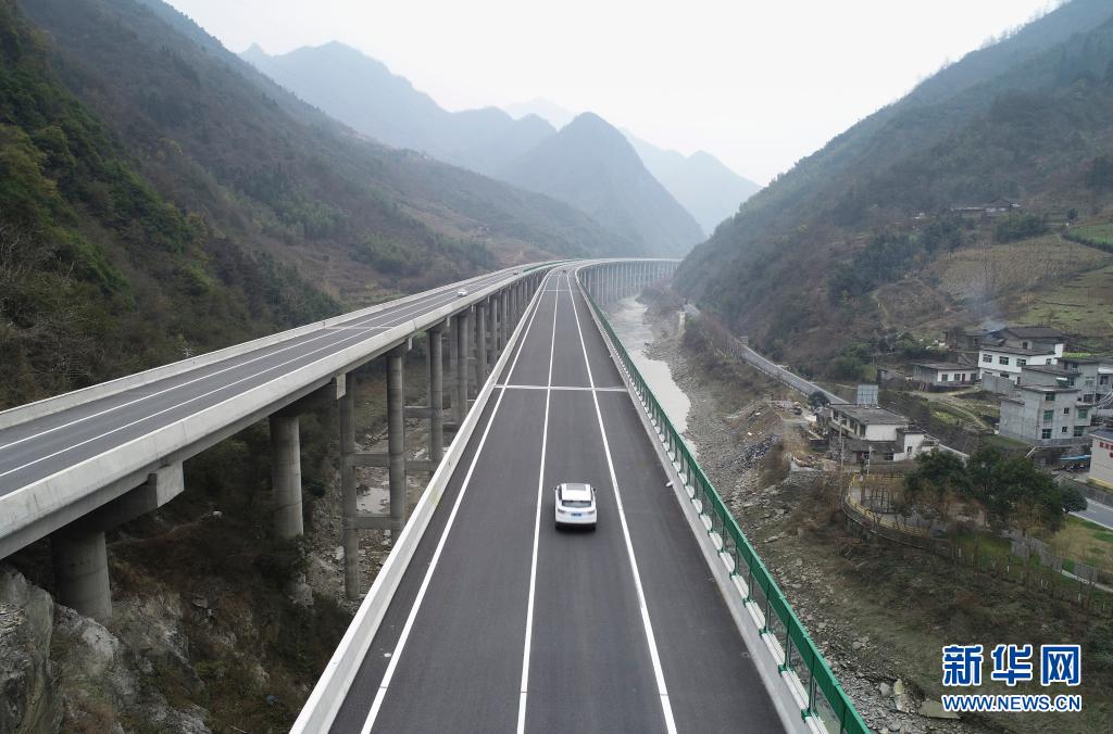 沿着高速看中国｜座座大山 条条坦途