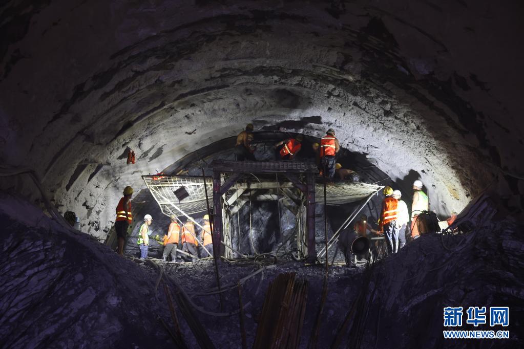 中老铁路隧道全部贯通 预计年底开通运营