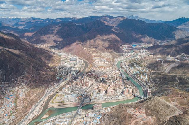 重走天路看变迁丨“世界屋脊”：川藏公路托起一批现代化城镇