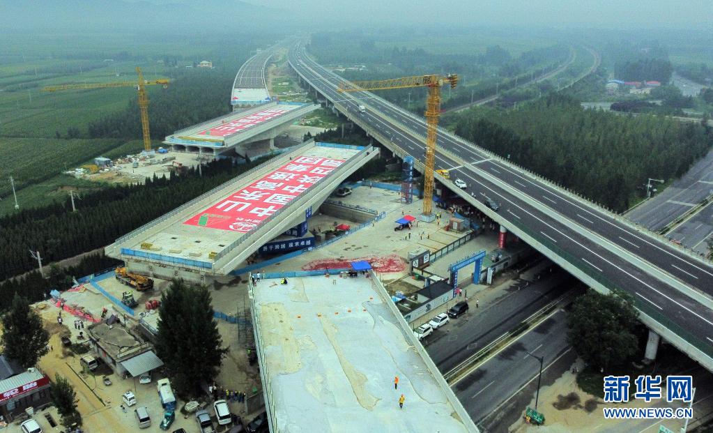 跨京沪铁路双T构转体桥顺利完成双转体施工