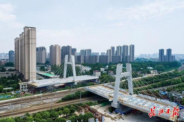 京广线上方26000吨斜拉桥成功“双转体”