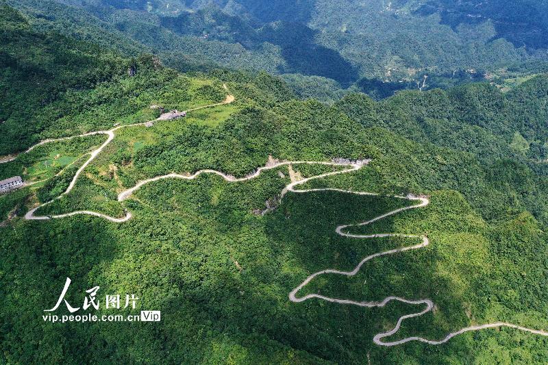重庆黔江：弯弯“天路”修进悬崖村