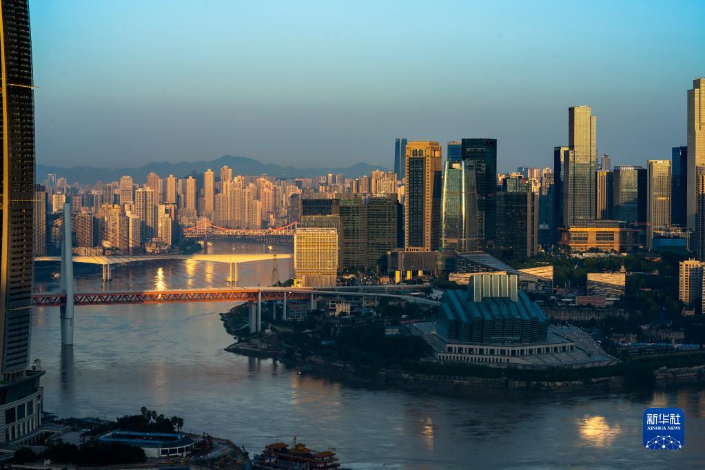 重庆：晨曦中的山水之城