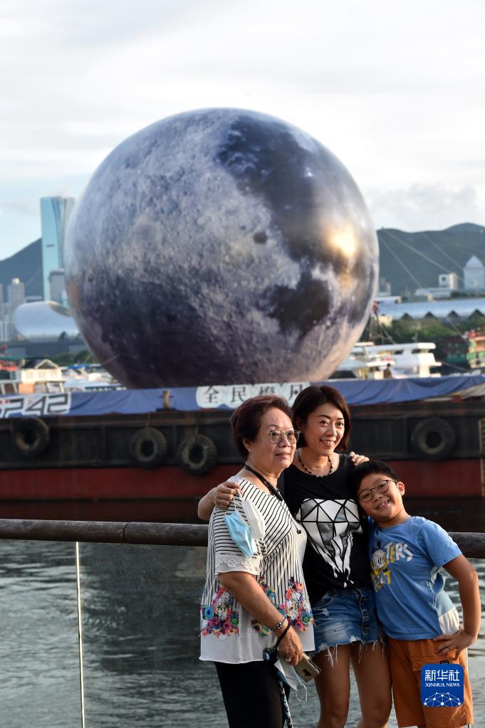 超巨型发光“月亮”现身香港观塘海滨长廊