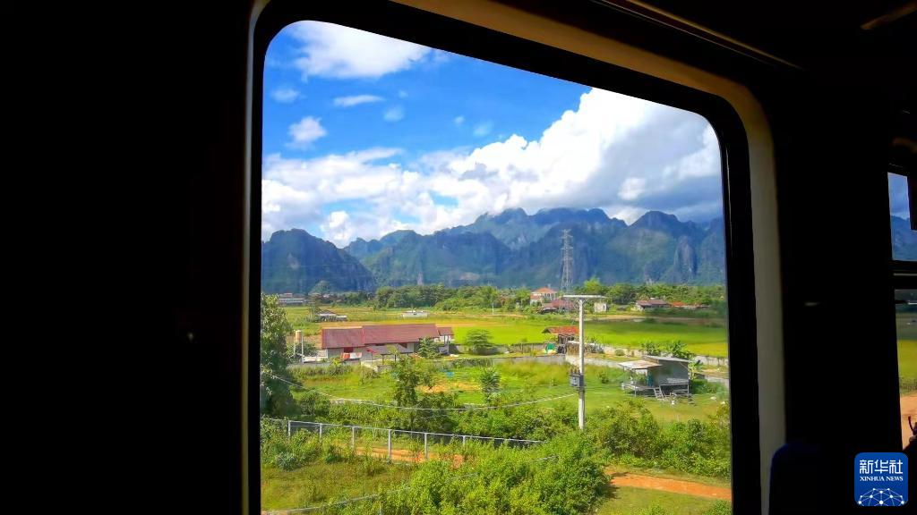 坐上火车看老挝