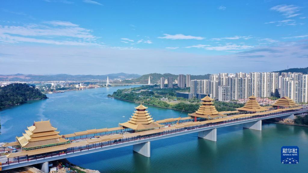 广西柳州：凤凰岭大桥披“金衣”