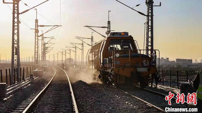 粤港澳大湾区重点项目南沙港铁路完成正线铺轨