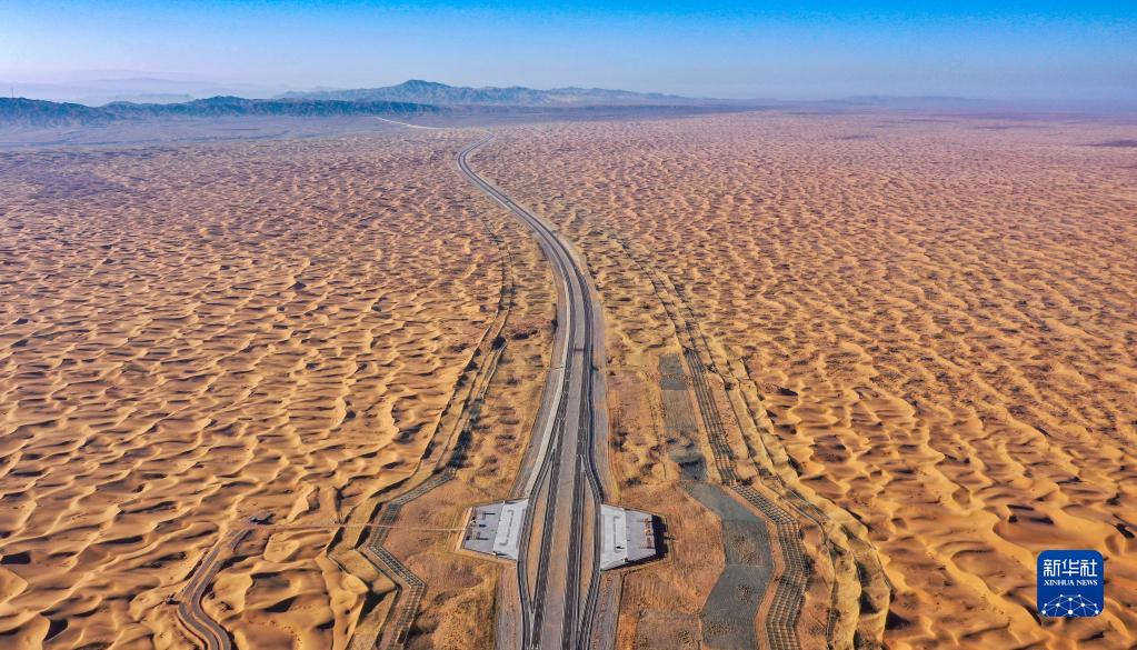 穿越腾格里沙漠的高速公路今日通车