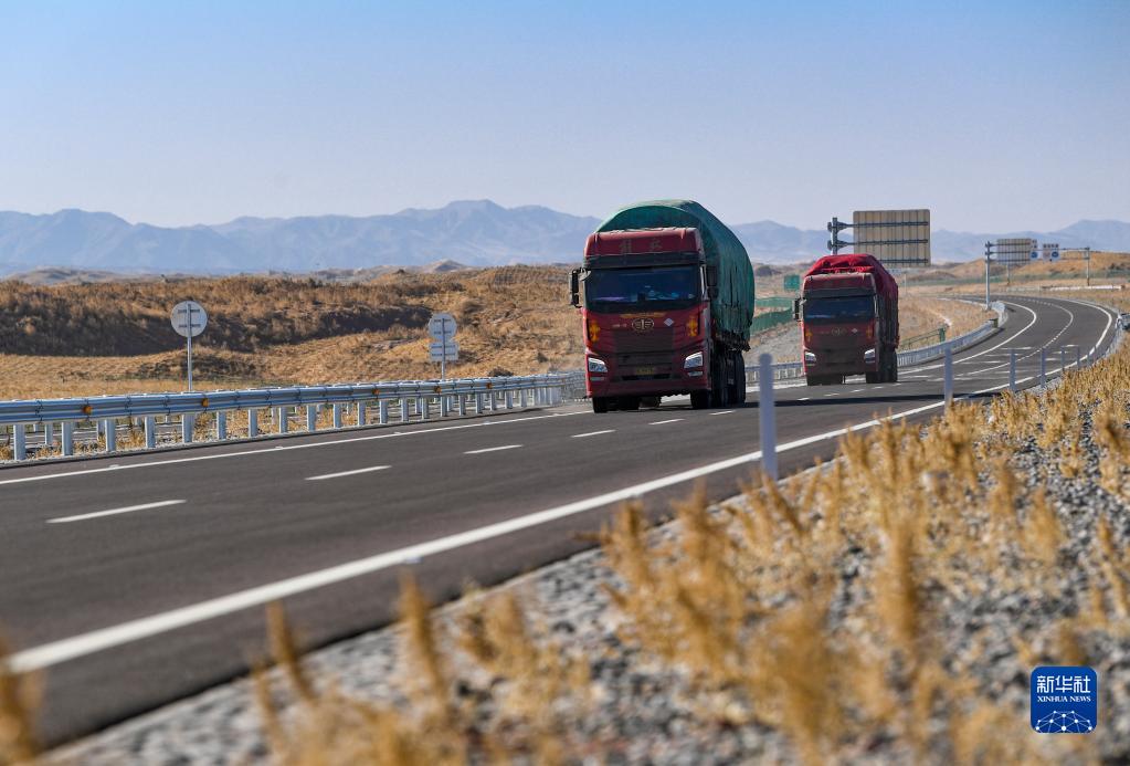 穿越腾格里沙漠的高速公路今日通车