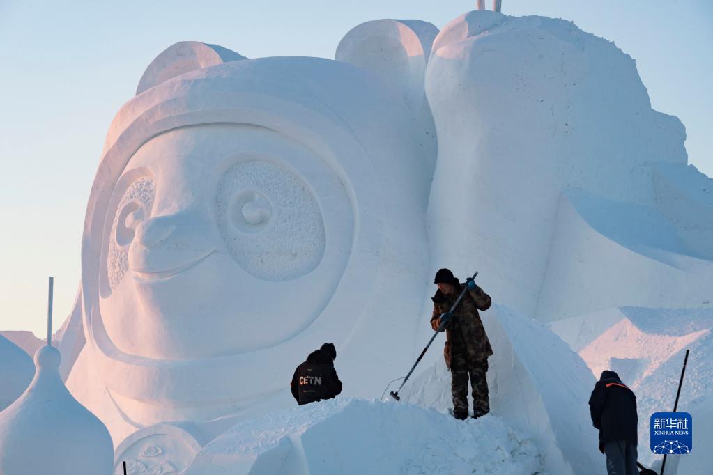“冬奥·太阳岛之旅”雪雕亮相哈尔滨太阳岛雪博会
