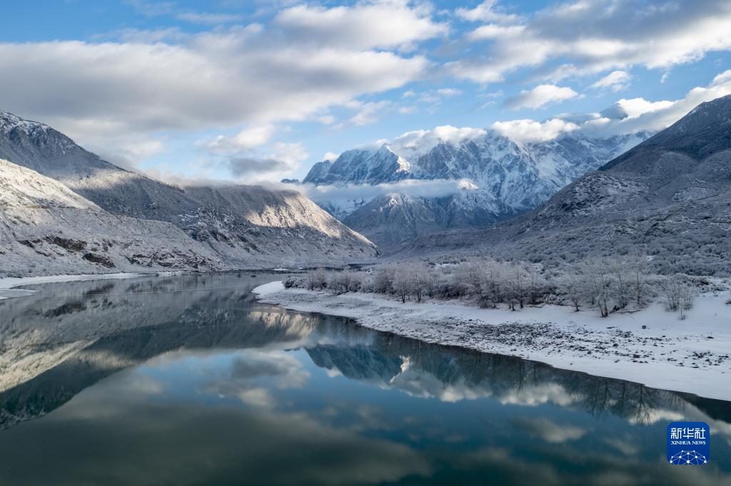 壮美的雅鲁藏布大峡谷雪景
