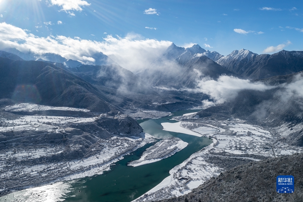 壮美的雅鲁藏布大峡谷雪景