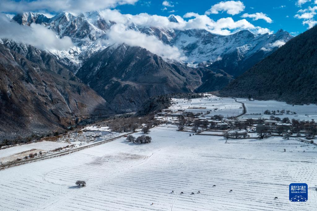 壮美的雅鲁藏布大峡谷雪景