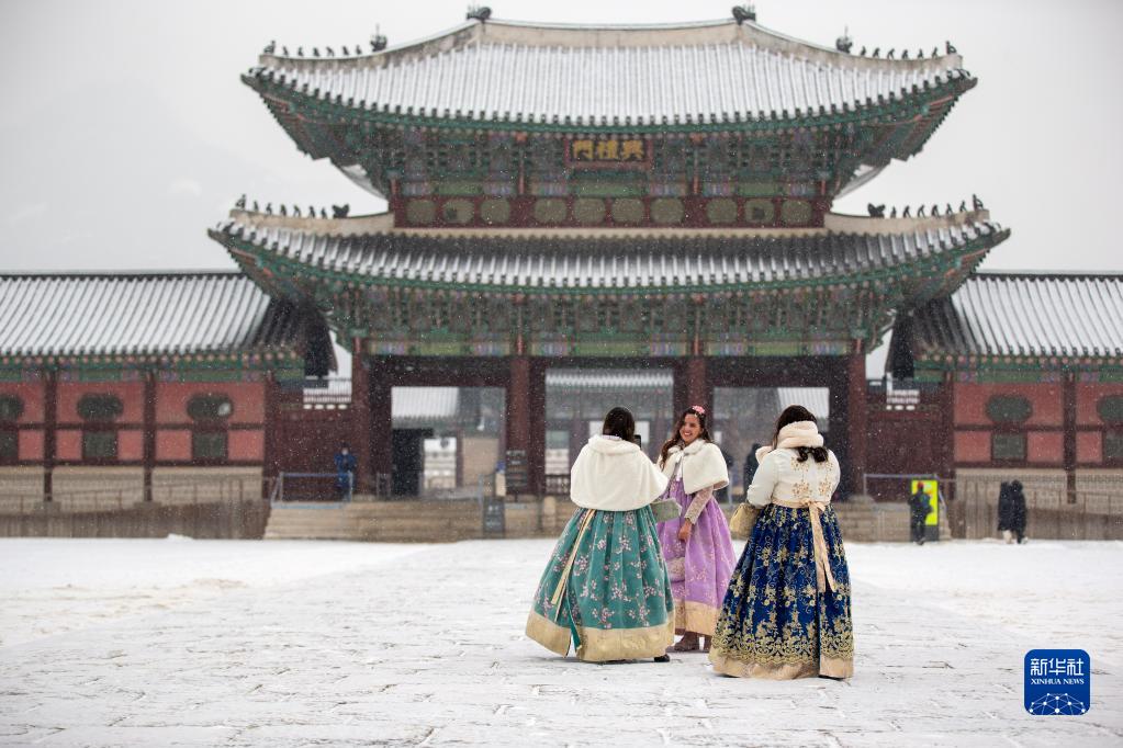 韩国首尔迎来降雪
