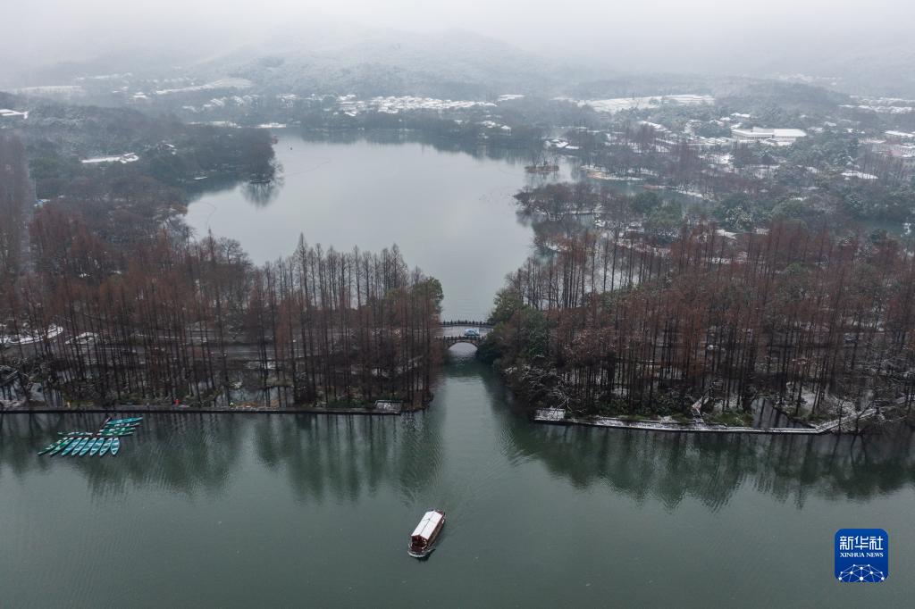 杭州西湖迎来新年初雪