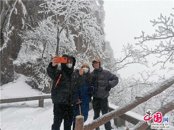 安徽黄山又又又降雪啦！惊羡游客 催热赏雪游