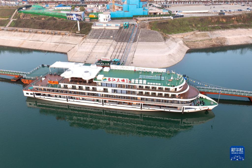 湖北宜昌：纯电动游轮在三峡首航
