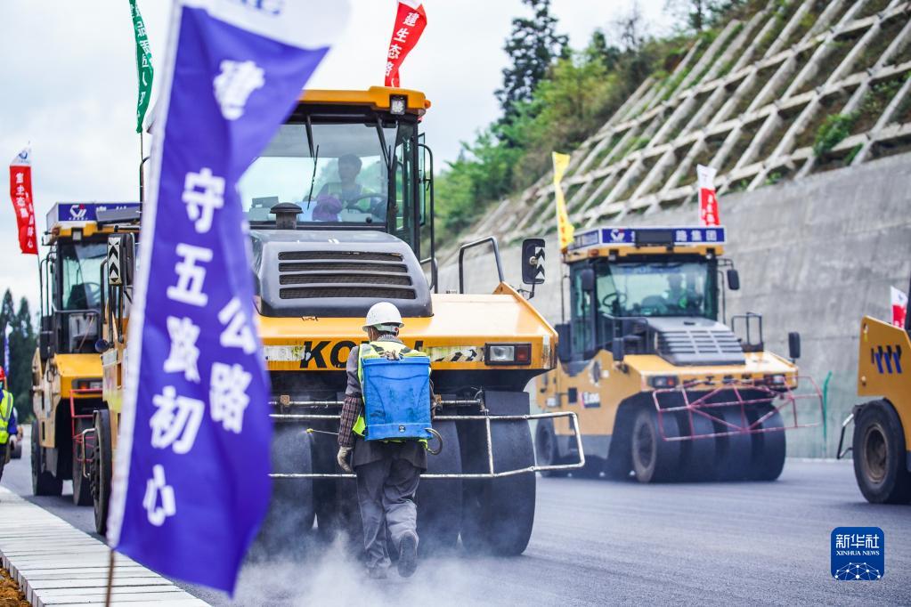 兰海高速重遵扩容工程（贵州境）路面施工忙