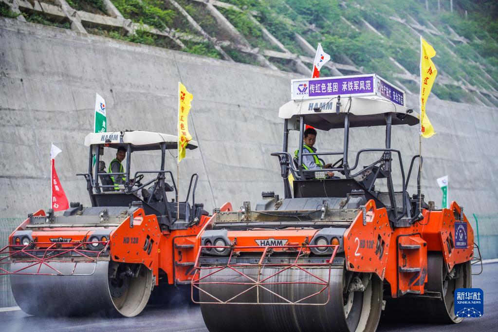 兰海高速重遵扩容工程（贵州境）路面施工忙