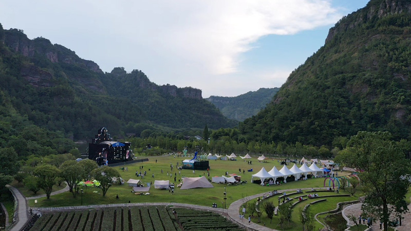 绍兴新昌十九峰景区举办攀岩露营音乐节