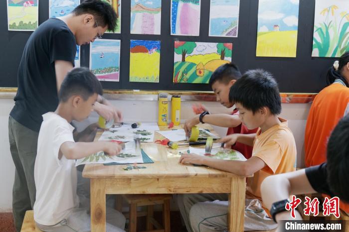 11月23日，海南省屯昌县南吕镇咸六村六禾画社，学生在拓印叶片的形状。　凌楠 摄
