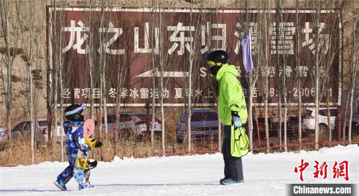当天，新疆库尔勒市男女老少到龙之山东归滑雪场体验滑雪。　黄万里 摄