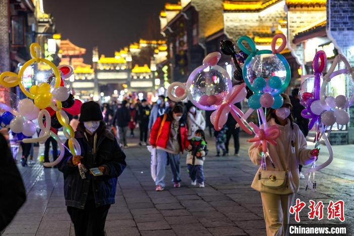 游客在襄阳古城游玩 杨东 摄