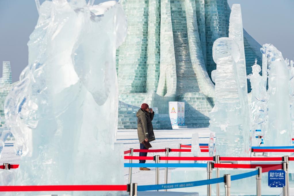 哈尔滨冰雪大世界：魅力冰雕引客来