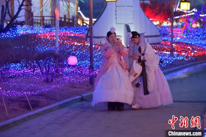 游客身着朝鲜族服饰拍照留念。　刘栋 摄