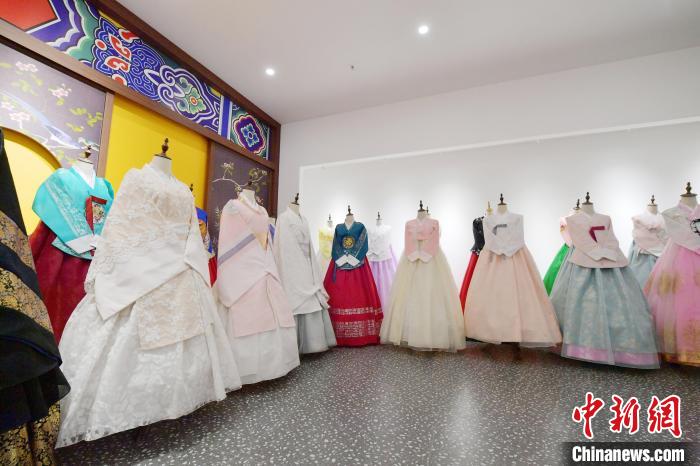 民俗园内有多款朝鲜族民族服饰供游客拍照。　刘栋 摄