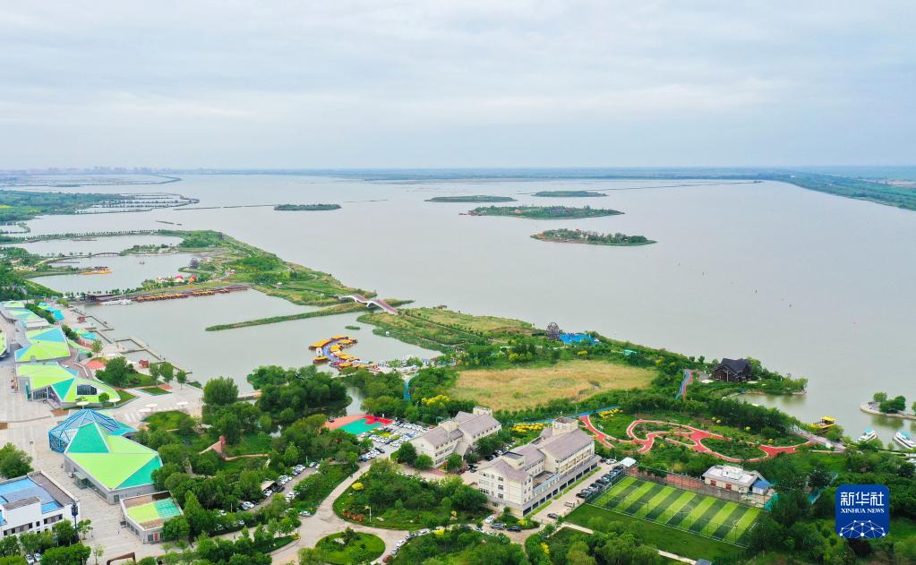 走近《中西建交五十周年》纪念邮票上的两座湖泊