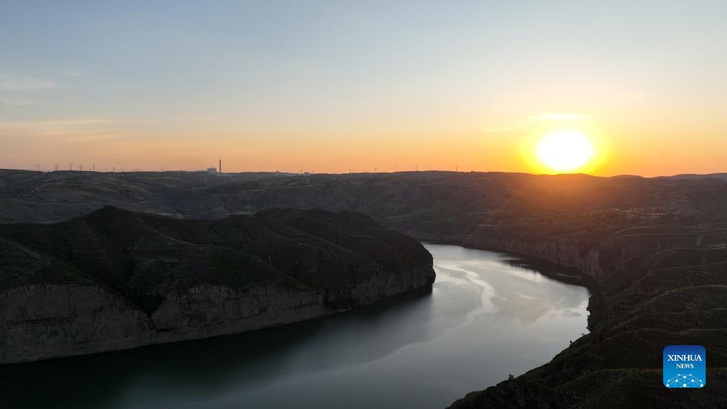 落日下的黄河大峡谷