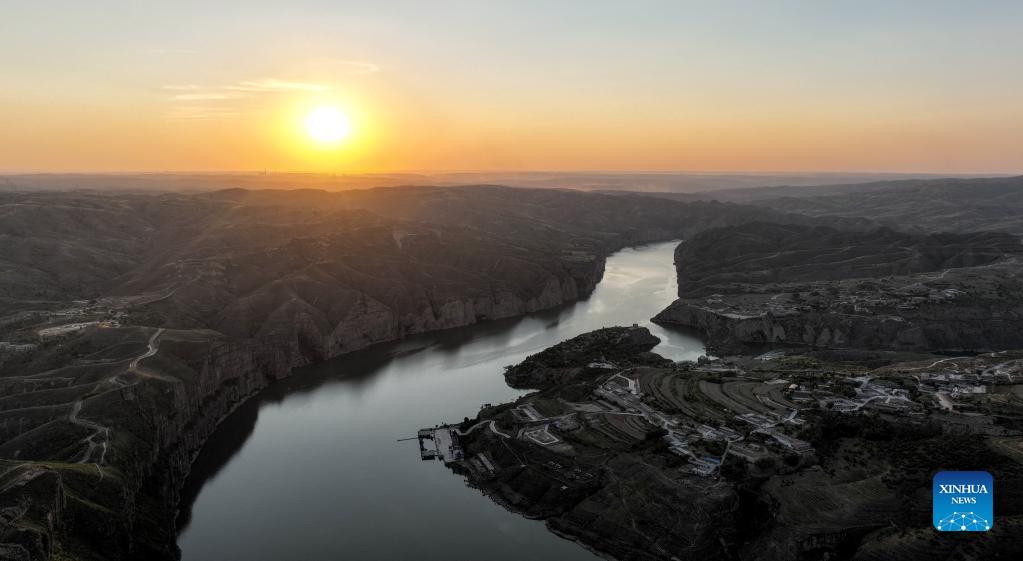 落日下的黄河大峡谷