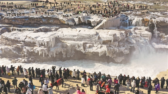 “冰瀑玉壶”迎客来