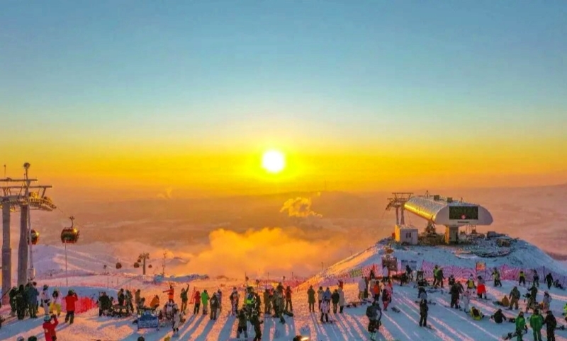 新疆阿勒泰：一座滑雪场带火一座城