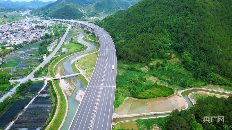 何以中国·青绿人间丨云雾山间飞虹起 一路风光入画来