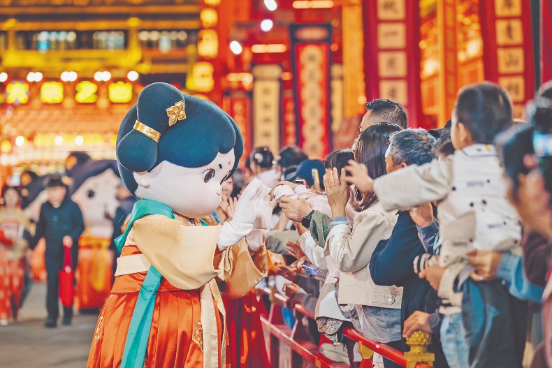 夜游人气旺 消费活力足