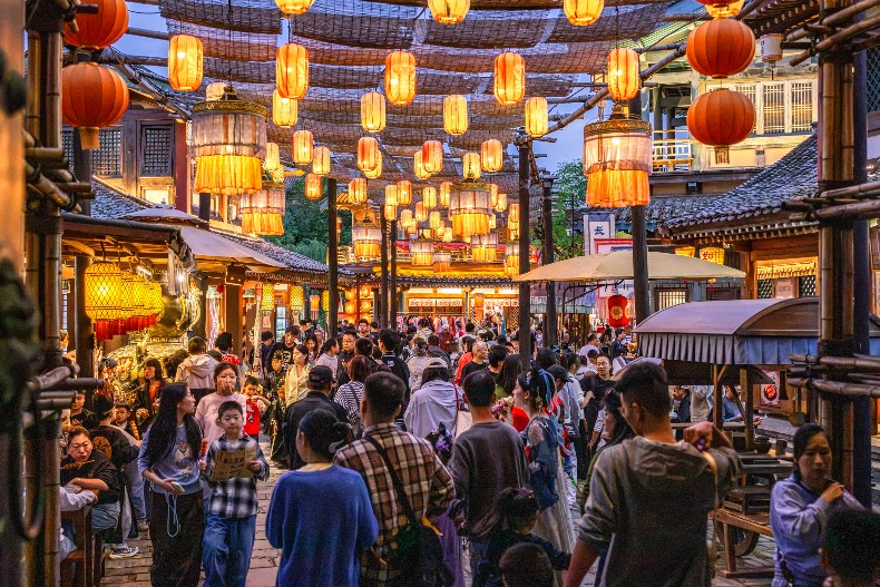 夜游人气旺 消费活力足