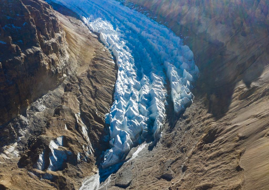鸟瞰神秘的曲登尼玛冰川