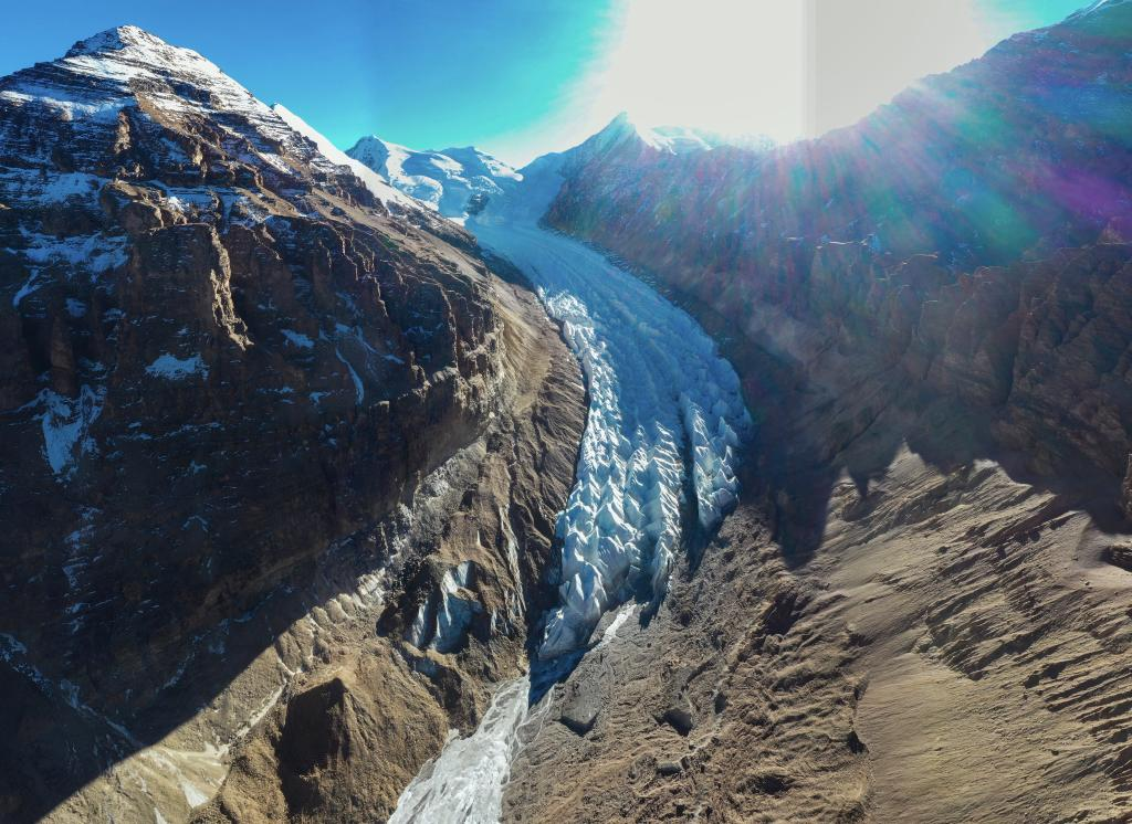 鸟瞰神秘的曲登尼玛冰川