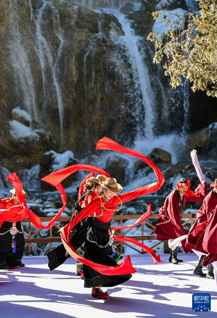 九寨沟举办第十七届国际冰瀑旅游节