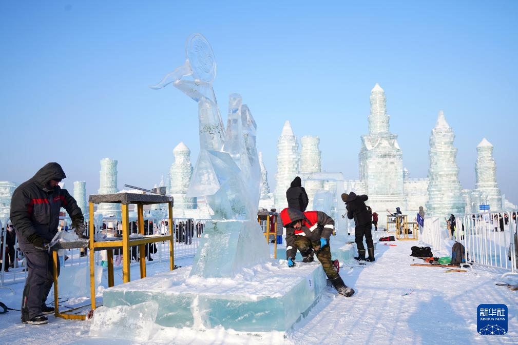 各国冰雕高手展现“冰城”极寒之美