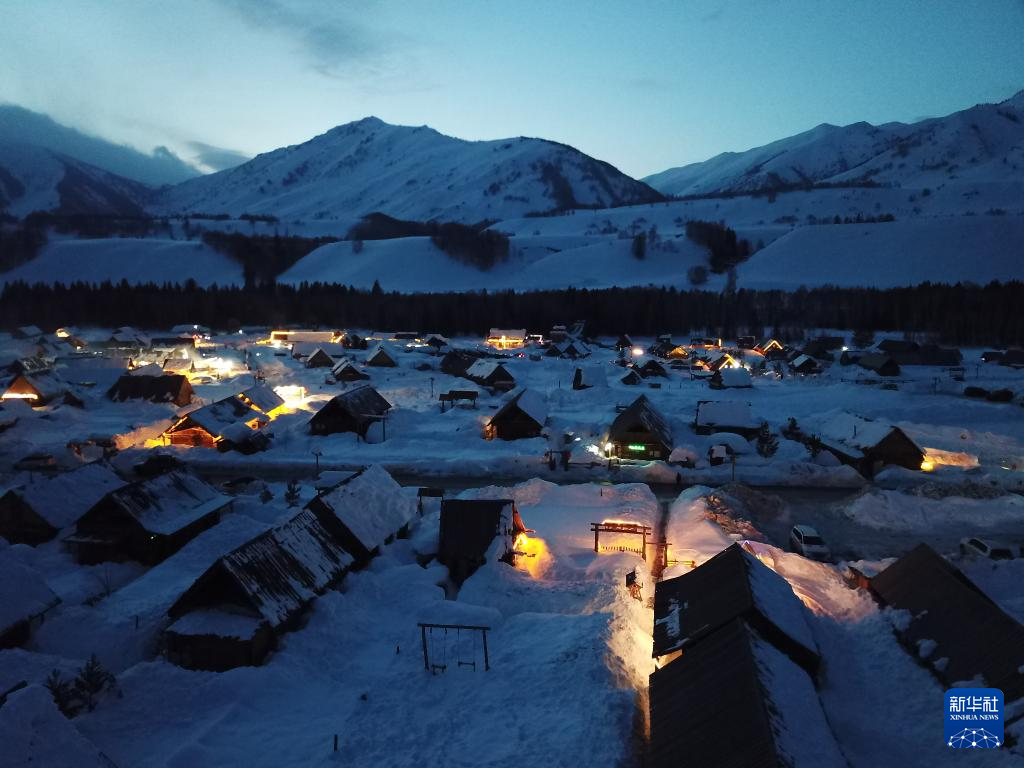 新疆禾木：旅游热温暖冬季童话小村